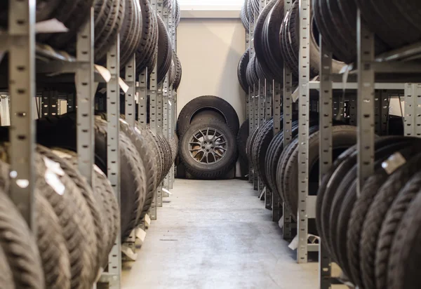 在仓库中使用旧汽车轮胎. — 图库照片