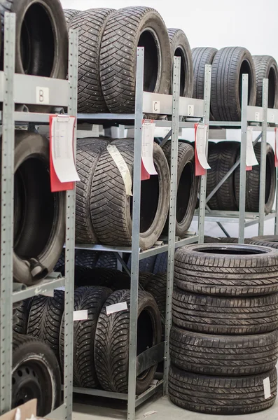 Oude autobanden gebruikt in magazijn. — Stockfoto