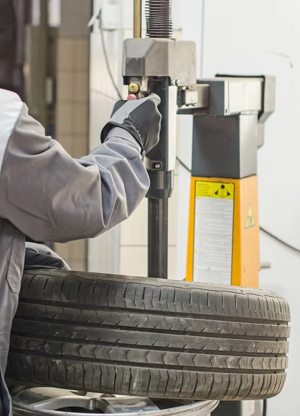 Pneu mecânico do carro da mudança com ferramenta do disjuntor da pérola . — Fotografia de Stock