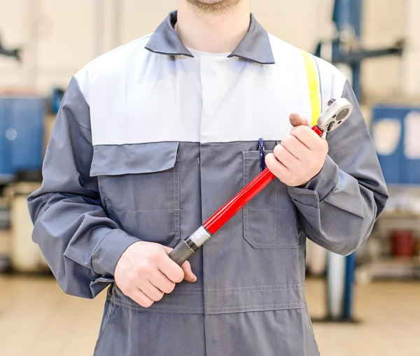 Mechanic with torque wrench at auto repair shop. — Stock Photo, Image