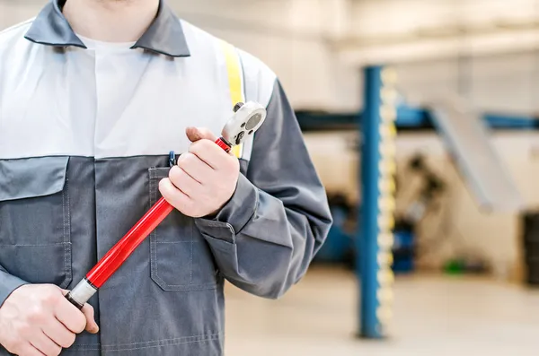 Meccanico con chiave dinamometrica in officina . — Foto Stock