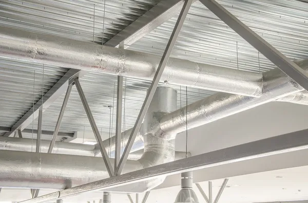 Industriële stalen ventilatie pijpen binnenkant van gebouw. — Stockfoto