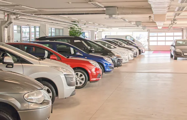 Muchos coches en el estacionamiento o garaje . — Foto de Stock