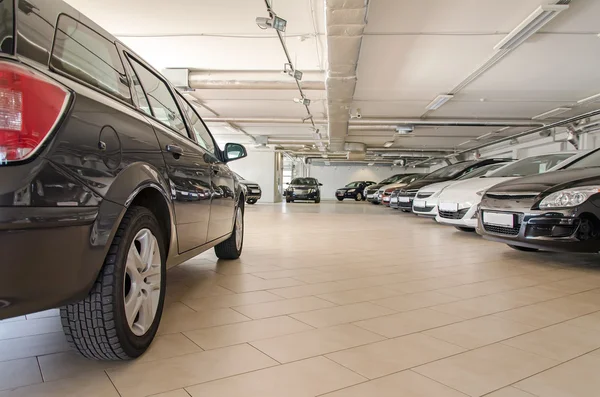 Viele Autos auf Parkplatz oder Garage. — Stockfoto