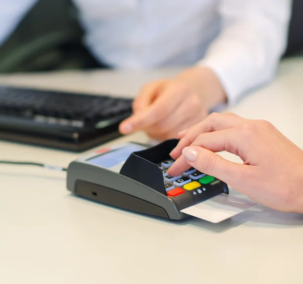 Female hand makes payment via bank terminal in office — Stock Photo, Image