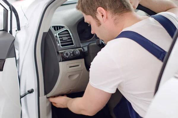 Junger Mechaniker repariert Auto im Service-Center — Stockfoto