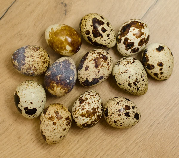 Несколько перепелиных яиц на деревянном столе . — стоковое фото