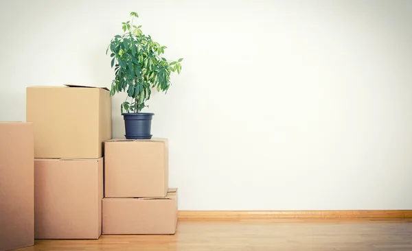 New home concept. Boxes in empty room. — Stock Photo, Image