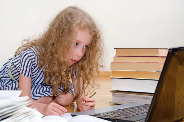 Petite fille intelligente écrit diplôme à la maison . — Photo