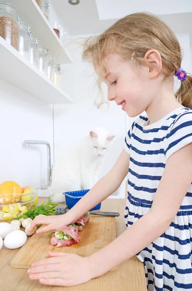 Gadis kecil membuat meatloaf di dapur . — Stok Foto