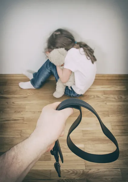 Kleines Mädchen weint in der Ecke. Konzept zur häuslichen Gewalt. — Stockfoto