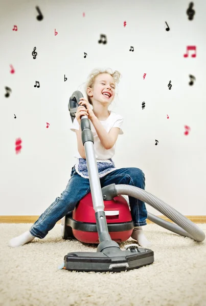 Klein meisje zingen tijdens het reinigen van de flat. Vintage effect. — Stockfoto