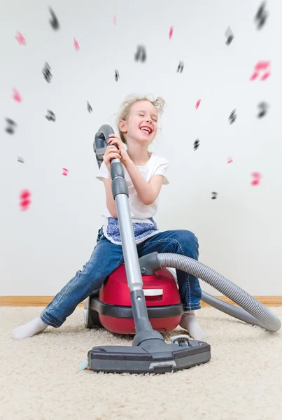 Cute little girl singing during cleaning the flat. — Stock Photo, Image