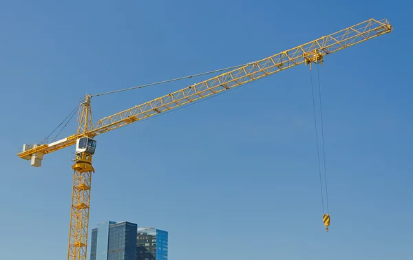 Kran auf Baustelle. Raum für Ihren Text. — Stockfoto