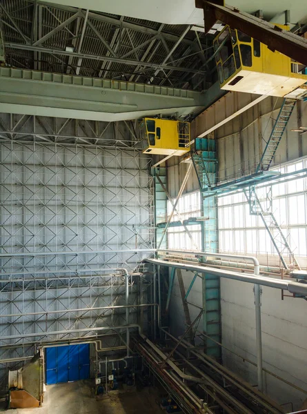 Hall of electric power plant with cranes. — Stock Photo, Image