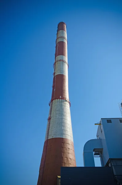Widok perspektywiczny komin elektrowni cieplnej. — Zdjęcie stockowe