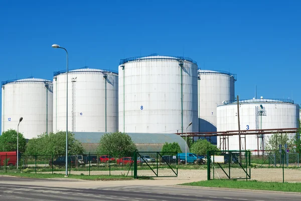 Tanques de almacenamiento en la fábrica . — Foto de Stock