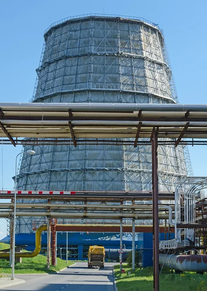 Deel van thermische elektriciteitscentrale. Waterkoeling toren. — Stockfoto