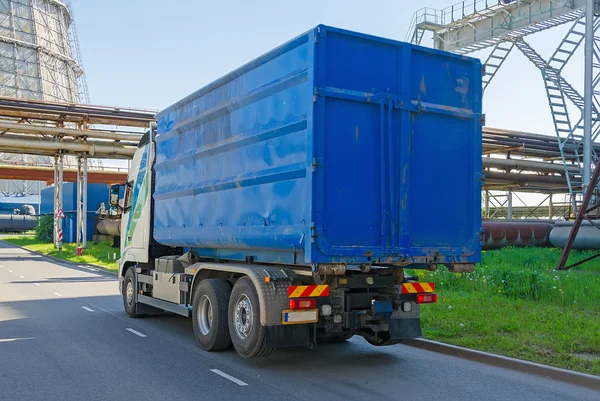 Camion blu guida vicino alla centrale termica . — Foto Stock