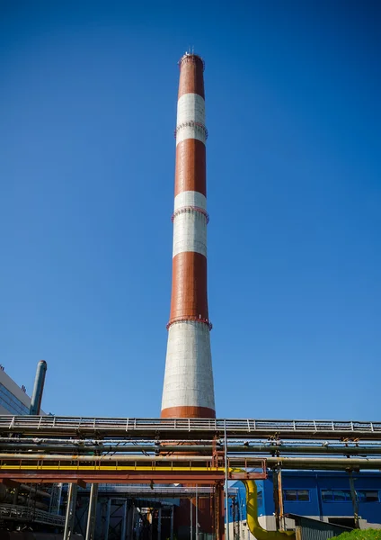 Perspectief weergave van schoorsteen van thermische elektriciteitscentrale. — Stockfoto