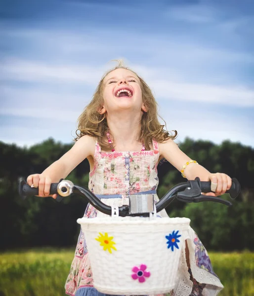 Glad liten flicka på cykel i parken. — Stockfoto