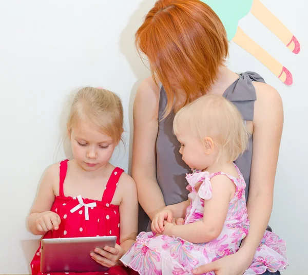 Мать и ее дочери с помощью планшетного компьютера . — стоковое фото