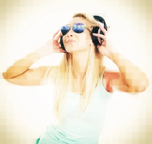 Jovem DJ feminino ouvindo música em fones de ouvido . — Fotografia de Stock