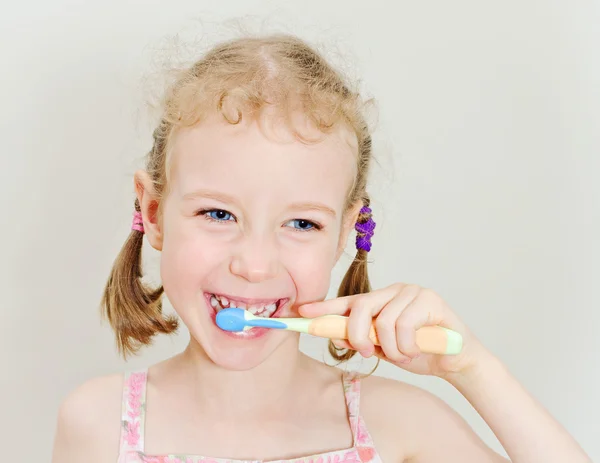 Menina escovando os dentes com escova de dentes . — Fotografia de Stock