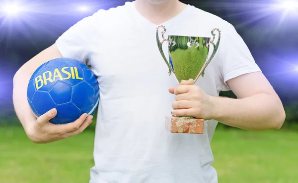 Celebración de la victoria. Jugador de fútbol con trofeo de plata . — Foto de Stock