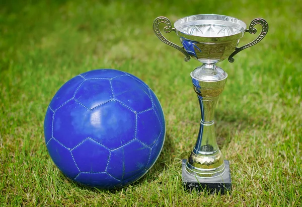 Celebração da vitória. Troféu de futebol perto da bola . — Fotografia de Stock