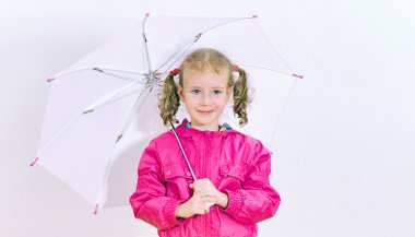 küçük kız şemsiye tutan parlak ceket. kapalı.