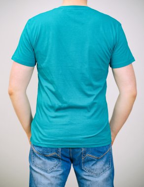 Turkuaz t-shirt adam. gri arka planı.