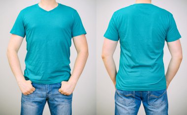 Turkuaz t-shirt adam. gri arka planı.