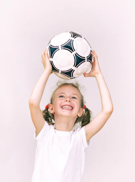 Kis lány elkapja a labdát. — Stock Fotó