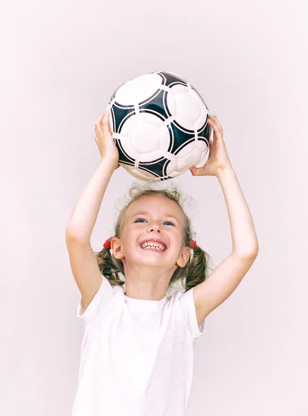 Bambina cattura la palla . — Foto Stock