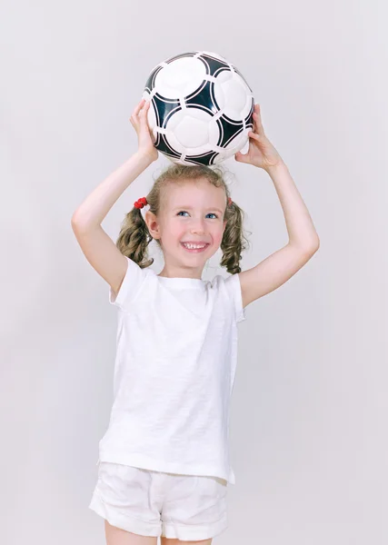 Menina com bola sorrindo . — Fotografia de Stock
