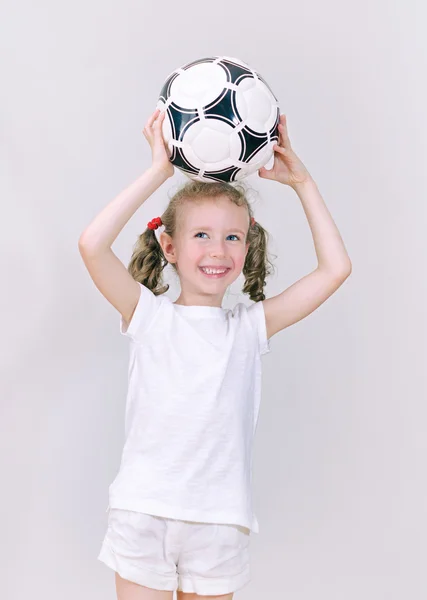 Niña con la bola sonriendo . —  Fotos de Stock