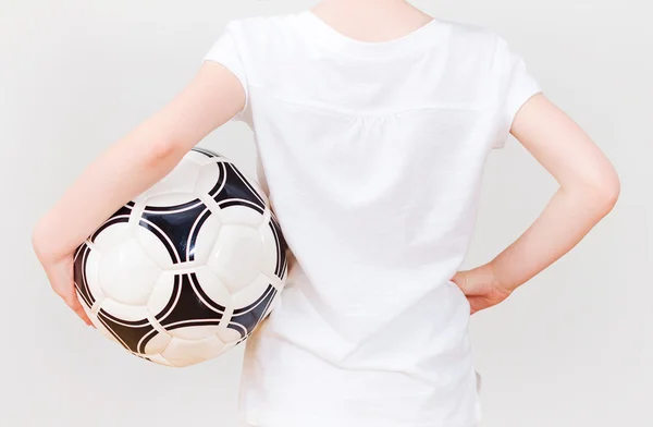 Menina de t-shirt branca com bola. Visão traseira . — Fotografia de Stock