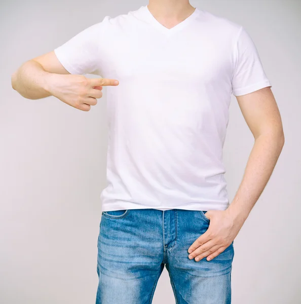 Człowiek w biały t-shirt. szary tło. — Zdjęcie stockowe