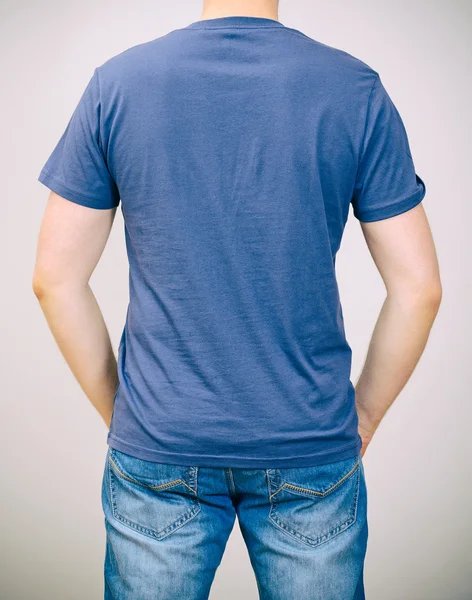 파란 t-셔츠에 있는 사람. 회색 배경. — 스톡 사진