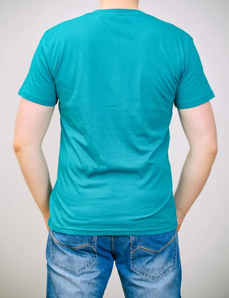 Hombre de camiseta turquesa. Fondo gris . —  Fotos de Stock