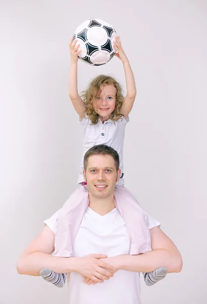 Отец и дочь поддерживают свою спортивную команду . — стоковое фото