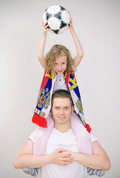 Vader en dochter ondersteunt hun sportteam. — Stockfoto