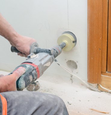 çekiç matkap delik soket yapıyor adam.