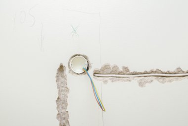 Duvardaki klima prizini aç. Dairede tamirat var..