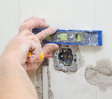 Sertifikalı elektrikçi elektrik düğmesi için yuva yükleme.