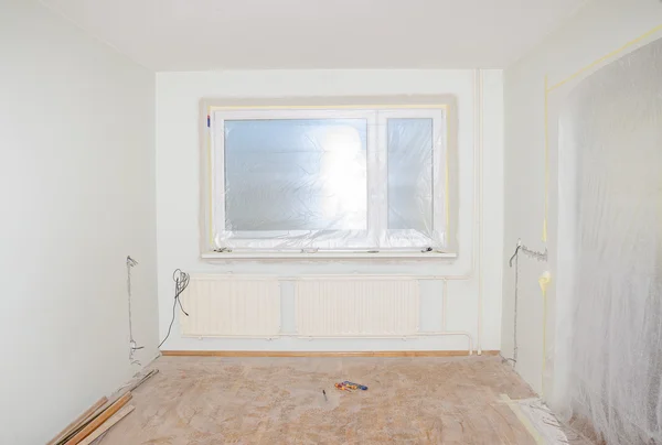 Kamer renovatie. witte kamer reparatie met vuile vloer. — Stockfoto