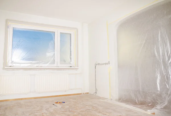 Kamer renovatie. witte kamer reparatie met vuile vloer. — Stockfoto