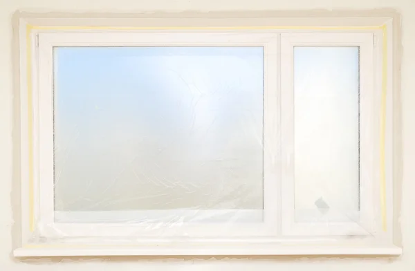 Ремонт комнаты. Грязное окно с пылезащитным покрытием . — стоковое фото