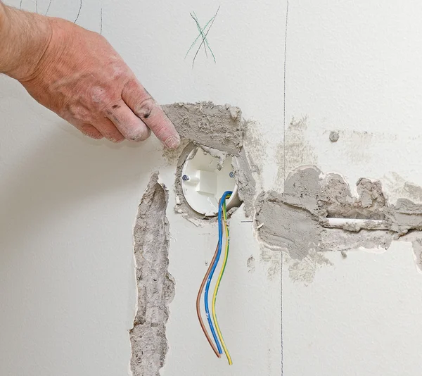 Mannenhand reparaties muur met spackling plakken. — Stockfoto